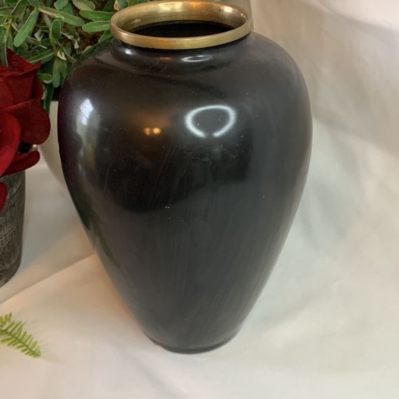 Vintage black Lacquer on brass with inlaid mother of pearl PEACOCKS vase - Picture 7 of 15